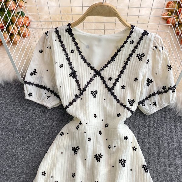 Lightly Mature Floral Dress Women's Summer French First Love Tea Break Skirt Gentle Temperament White V-Collar Dress - Image 3